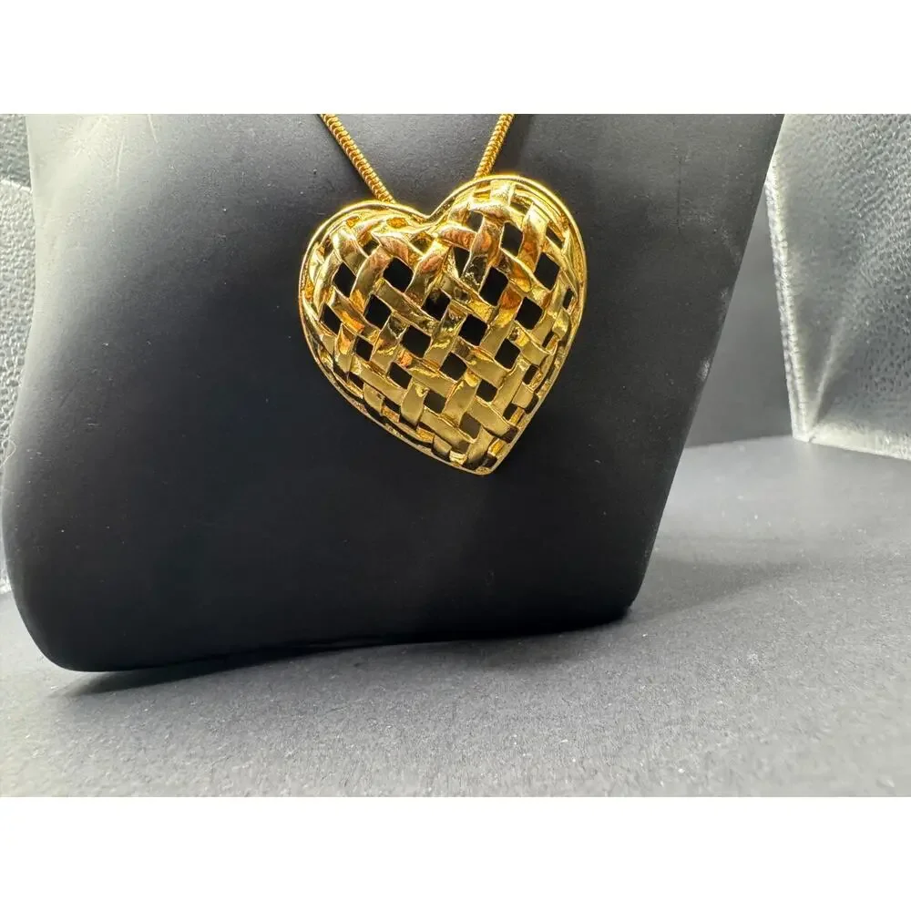 Vintage Gold Tone Basket Weave Heart Pendant Snake Chain Necklace 29.5